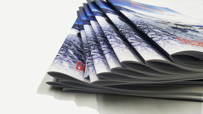 Cahier broché 2 piqûres métal à cheval format A4 / A5 , pages intérieur color copie 100g satiné, couverture 100 à 250g